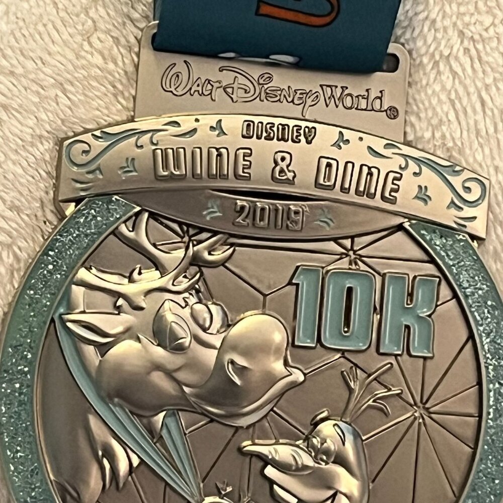 2019 Run Disney Wine & Dine 10K Medal And Lanyard Frozen Theme Sven WDW - Picture 3 of 4
